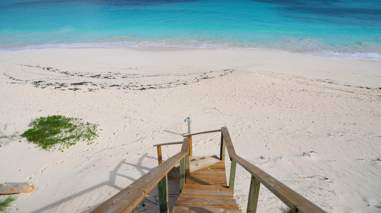 Sandy beach on Elbow Cay