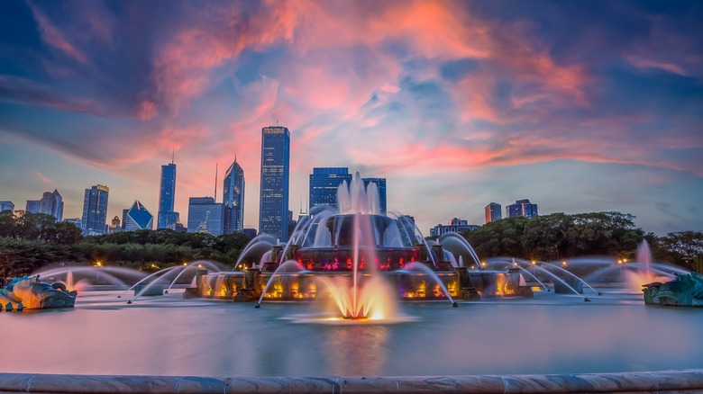 Buckingham fountain at sunset