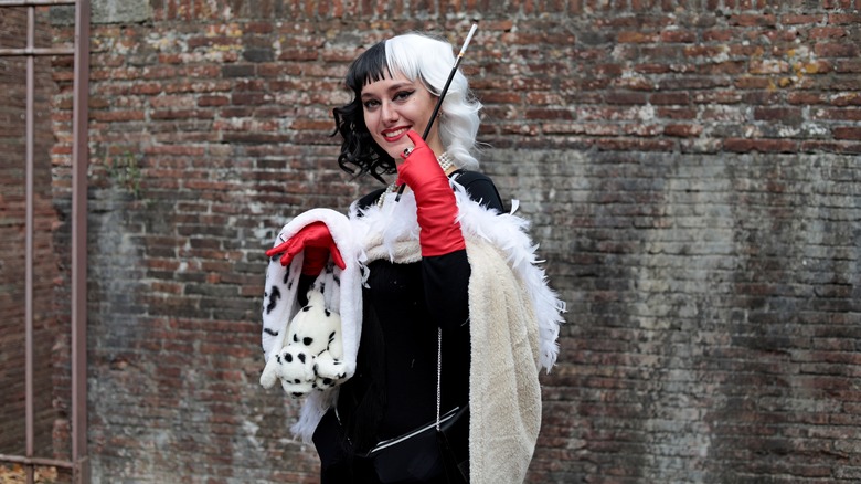 Cosplayer dressed as Cruella de Vil