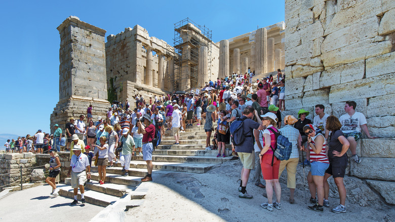 ancient greek ruins crowded 