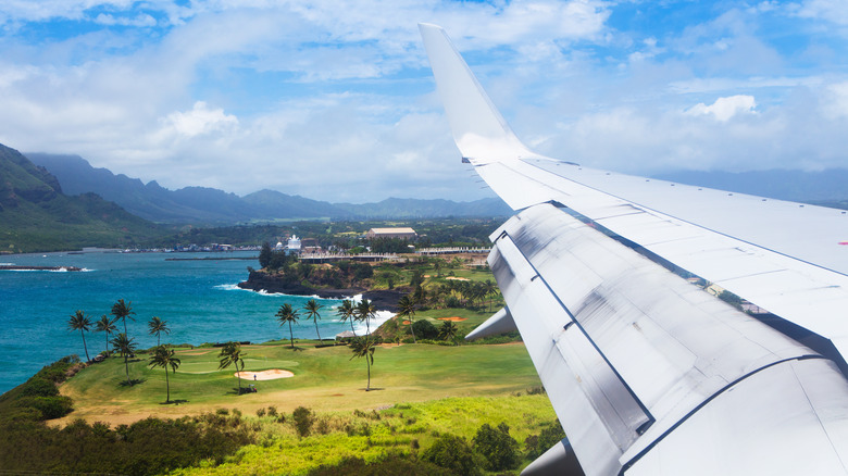 Plane flying into Kauai