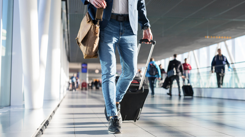 Man in skinny jeans at the airport