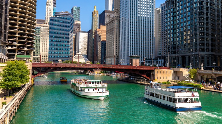 River cruises in Chicago